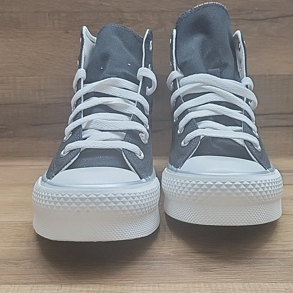 Converse high top Brand new platform in the box no lid.
